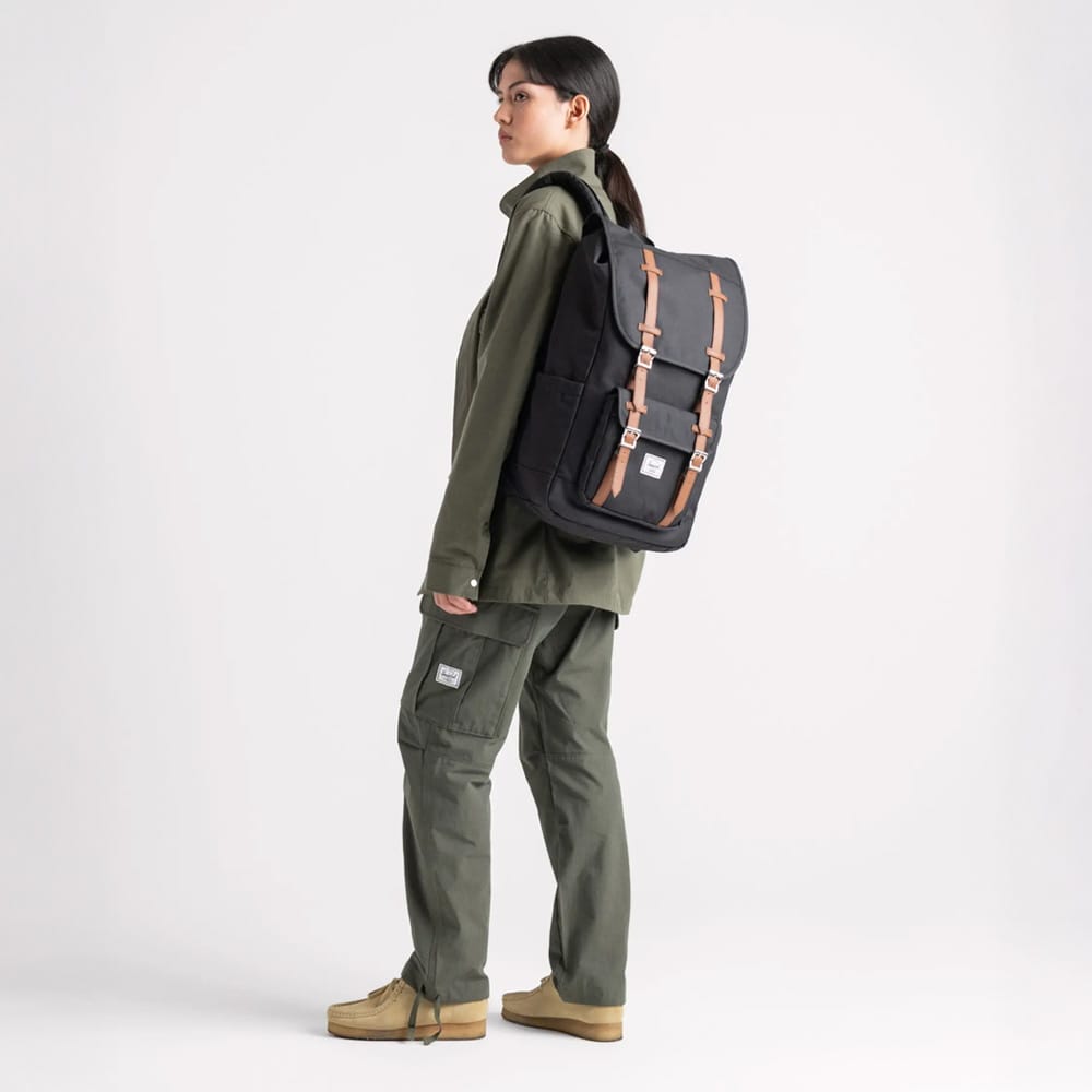 Herschel Little America 30 L hverdagsrygsæk (unisex) på en model