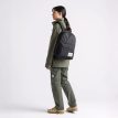 en model bærer Herschel Classic 26 L hverdagsrygsæk (unisex)