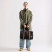 en kvindelig model bærer Herschel Novel Carry On Duffle taske 26,5 L (unisex)