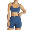 En model bærer Adidas Short træningsshorts (dame)