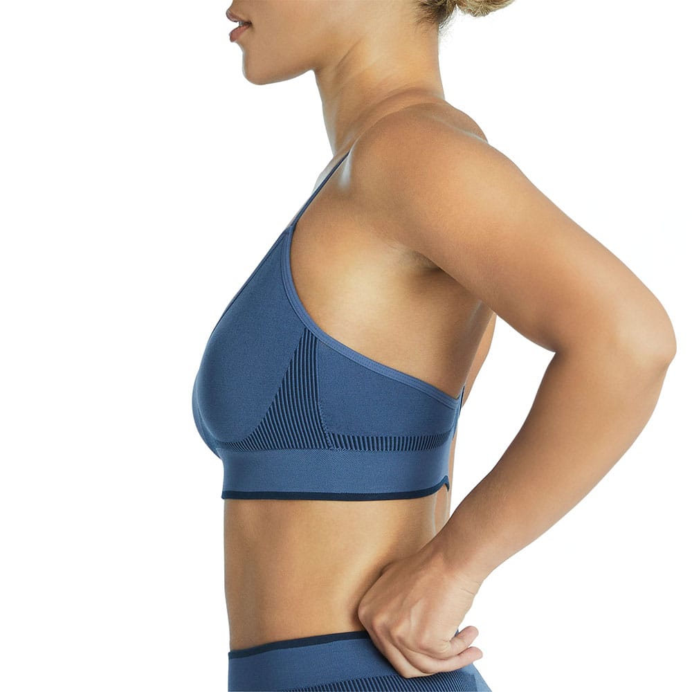 Adidas Bralette sports-bh (dame) set fra siden på en model
