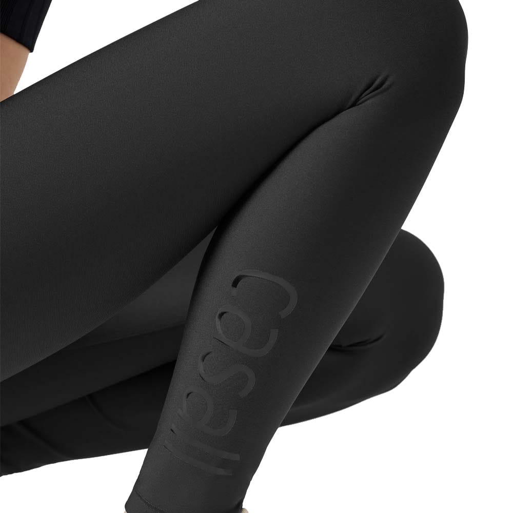 Logo på sorte Casall Graphic High Waist Tights træningstights (dame)