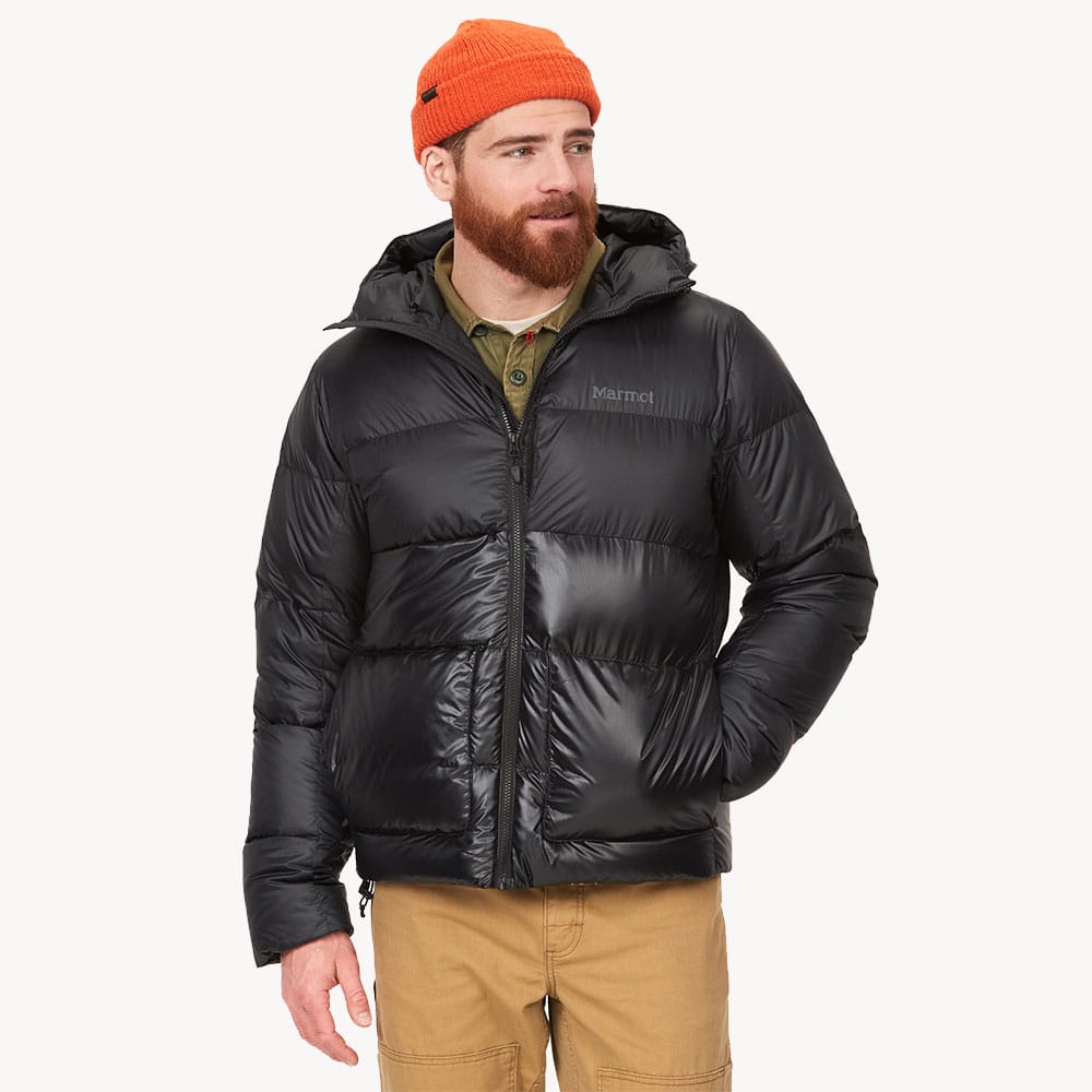 en model iført Marmot Guides Down Hoody dunjakke 2024 (herre)