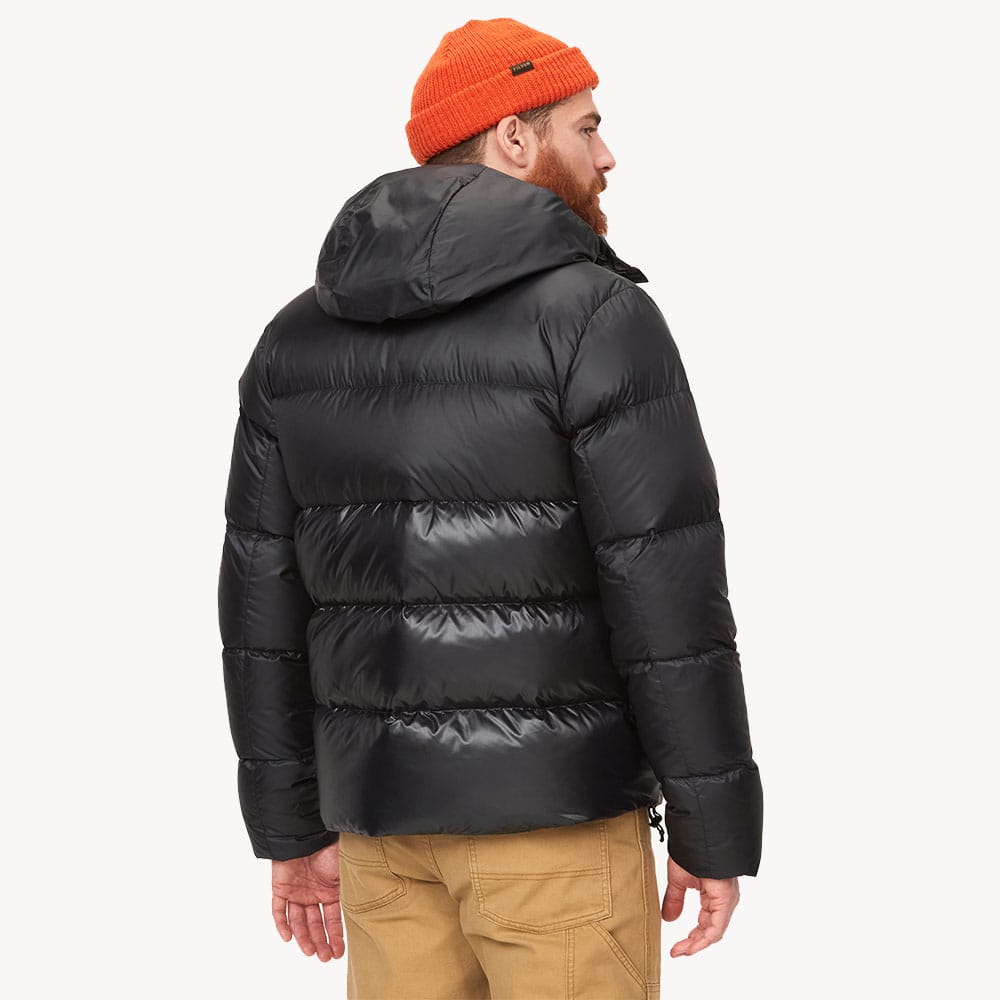 bagside af Marmot Guides Down Hoody dunjakke 2024 (herre) på en model