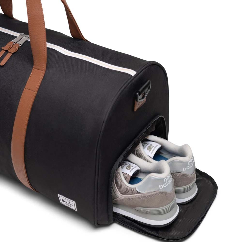 skorum på en Herschel Novel Duffle 43 L taske (unisex)