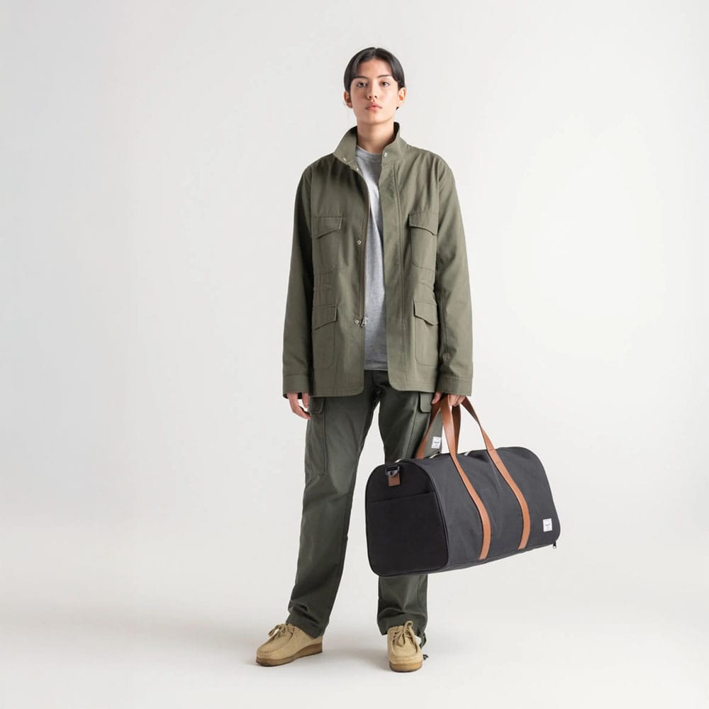 en person holder en Herschel Novel Duffle 43 L taske (unisex)