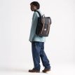 Herschel Retreat™ Backpack - 23L på en model