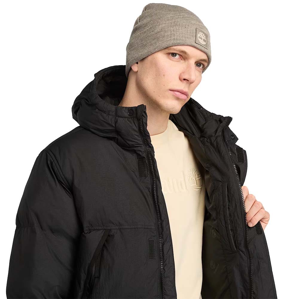 en åben Timberland Howker Durable Water Repellent Puffer Jacket vinterjakke (herre) på en model