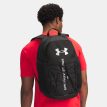 en model bærer en Under Armour Hustle Sport 6.0 Backpack hverdagsrygsæk (unisex)