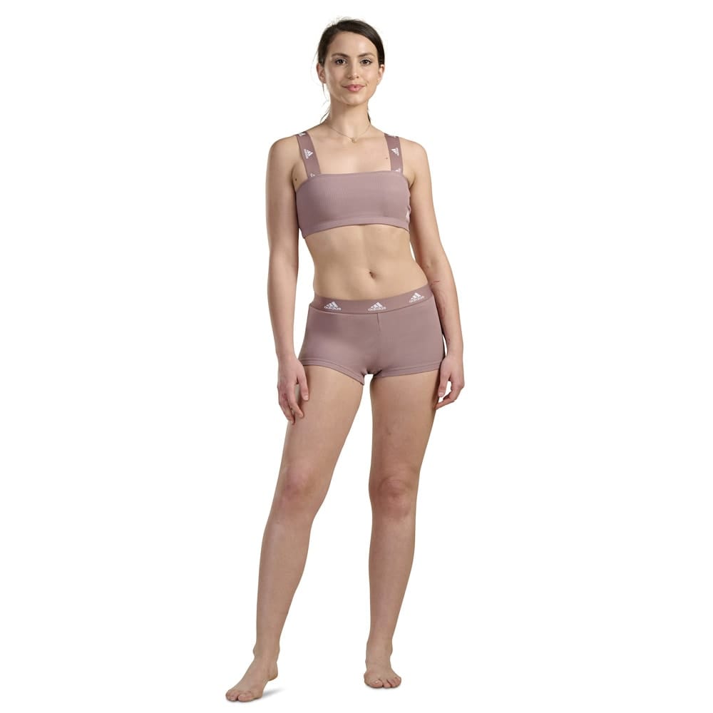 Kvinde iført Adidas Girl Shorts boxershorts i farven wonder Oxid
