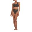 En model har Adidas HIGH LEG BRIEF mikrofibertrusser på med matchende top