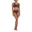 Adidas Scoop Lounge Seamless Bra sports-bh (dame) på en model, der bærer et matchende sæt
