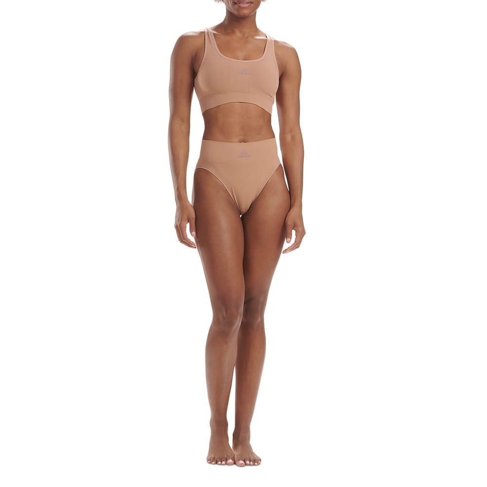 Et matchende sæt med Adidas Scoop Lounge Seamless Bra sports-bh (dame) på en model i farven beaver fur