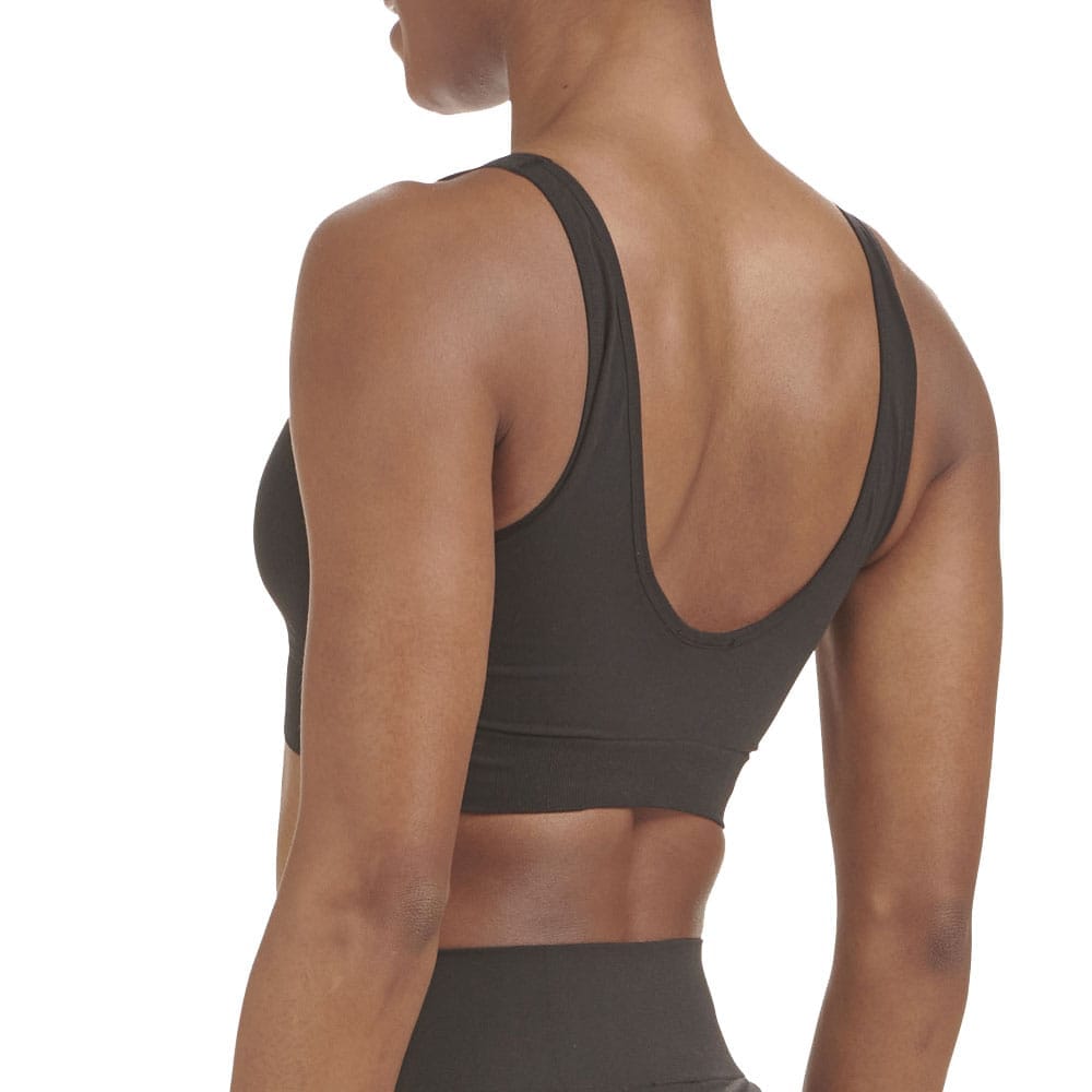 Nærbillede af ryggen på en model, der bærer Adidas Scoop Lounge Seamless Bra sports-bh (dame)