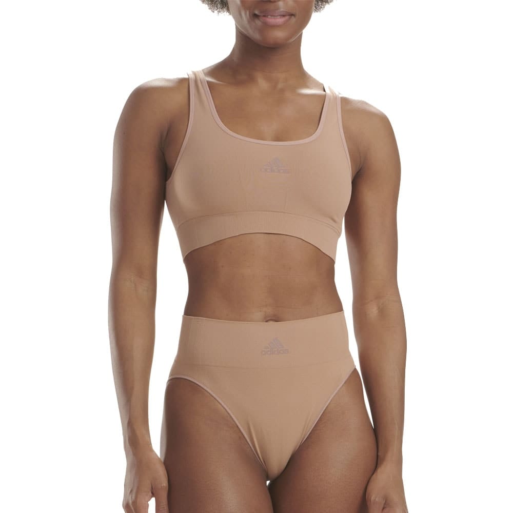 En model bærer den behagelige Adidas Scoop Lounge Seamless Bra sports-bh (dame)