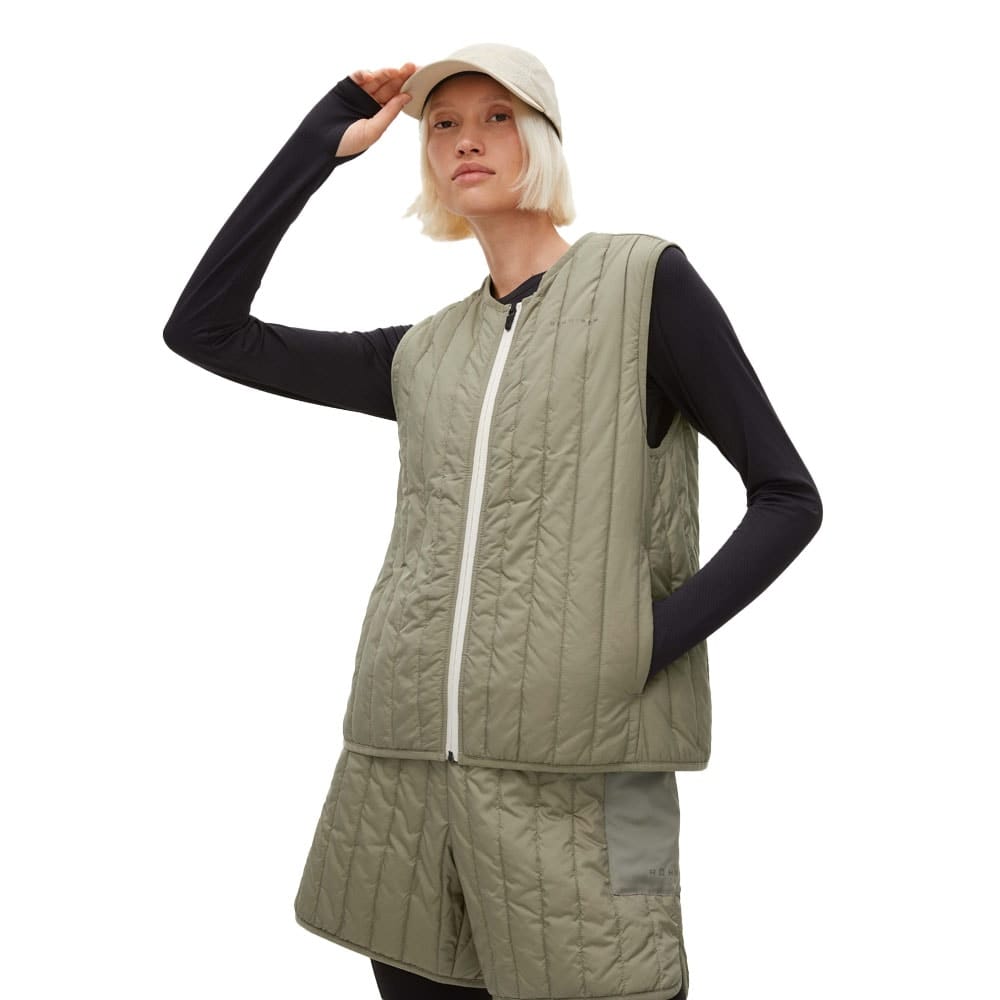 En flot og praktisk Röhnisch Lake Padded Vest (dame) på en model