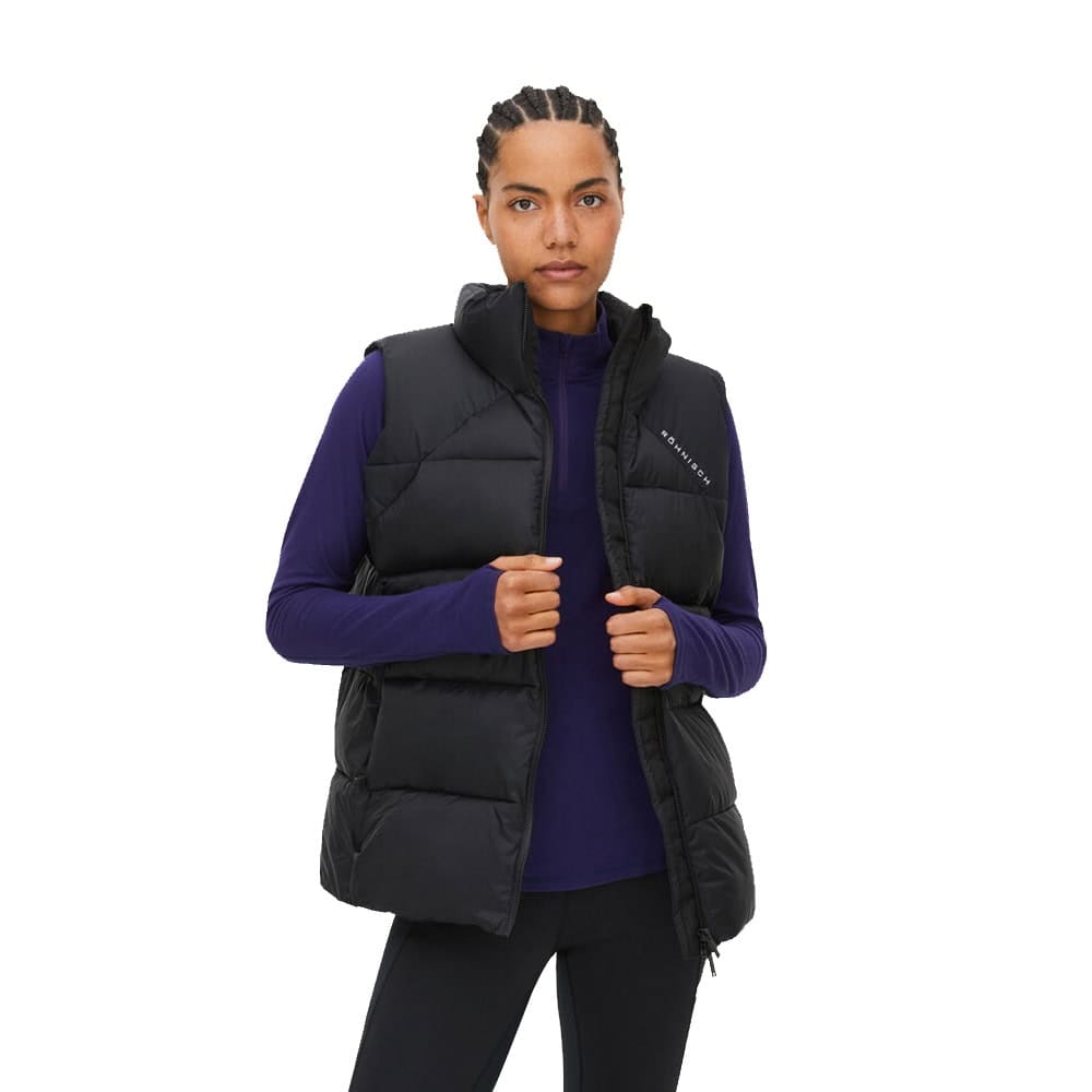 En åben Saint Puffer Vest, Black på en model set forfra