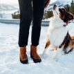 Et par varme og behagelige Kavat Dalum XCS vinterstøvler (dame) på en model sammen med en hund