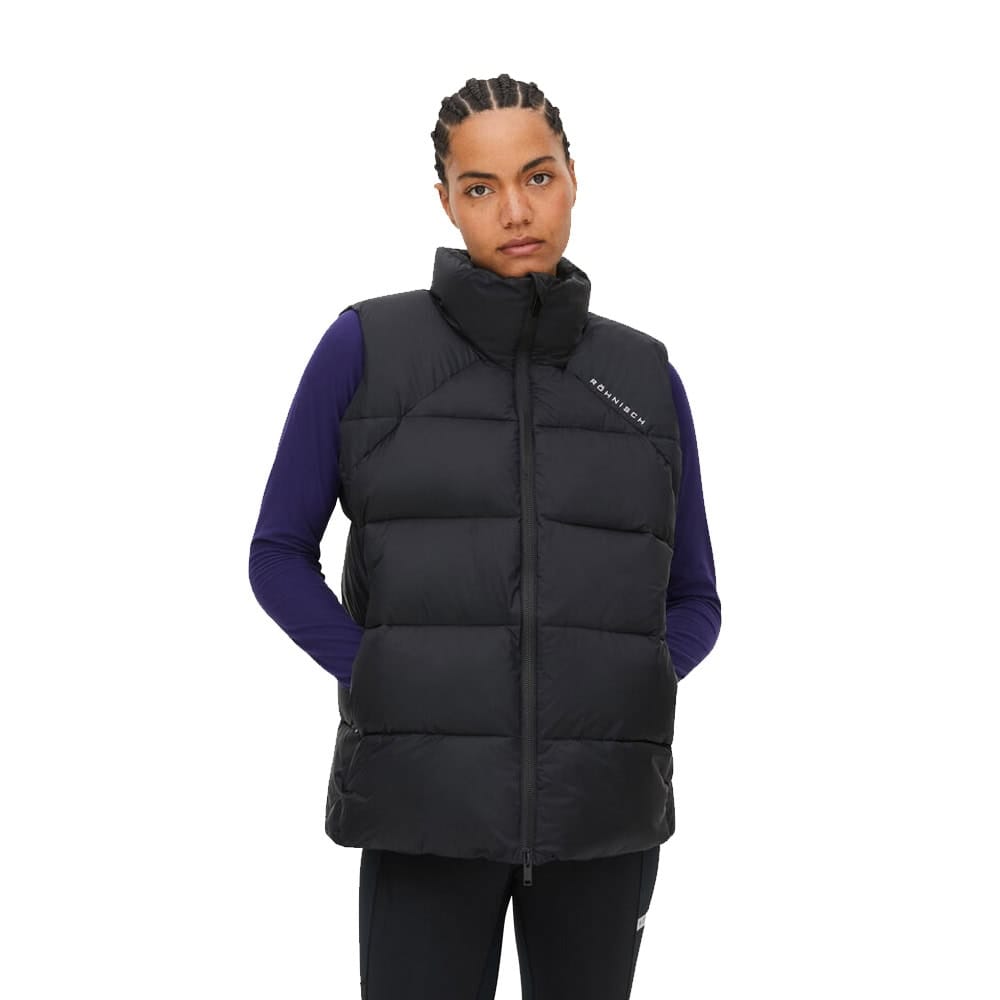 En lukket Saint Puffer Vest, Black på en model set forfra