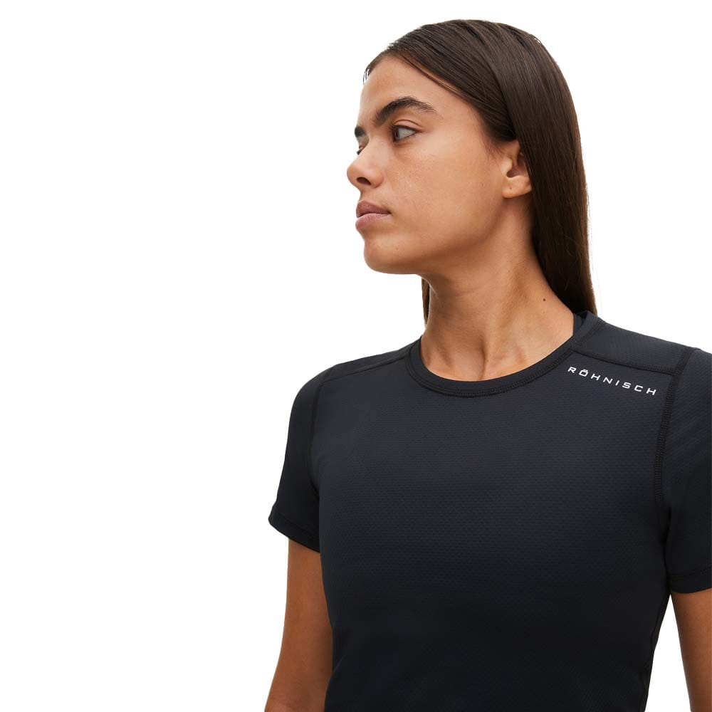 Nærbillede af forsiden på model i Jacquard Tee
