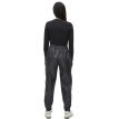 Röhnisch Cliff Rain Pants (dame) set bagfra på model.