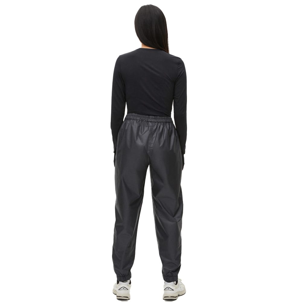 Röhnisch Cliff Rain Pants (dame) set bagfra på model.