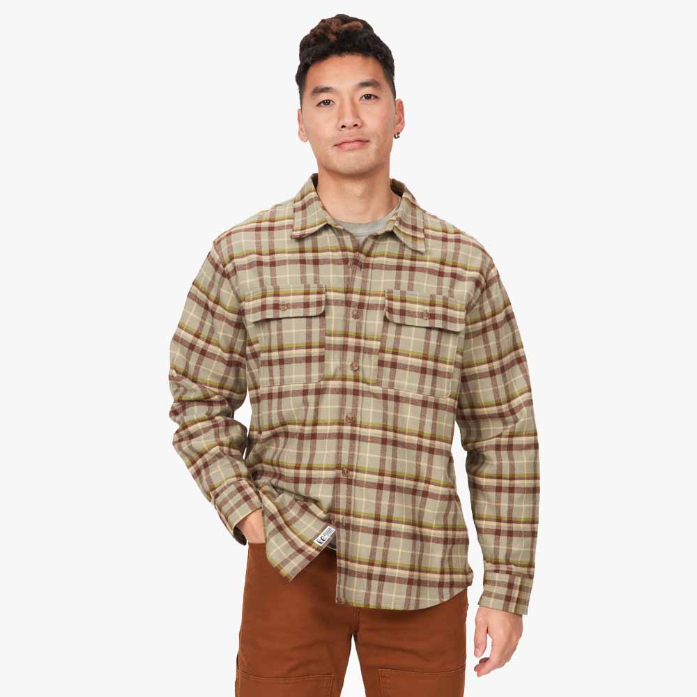 Marmot Doran Midweight Flannel LS på en model med lukkede knapper