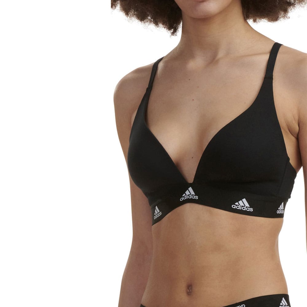 En vattereret og behagelig Adidas Padded Bralette BH (dame) set fra siden på en model