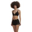 En vattereret og behagelig Adidas Padded Bralette BH (dame) på en model med matchende trusser