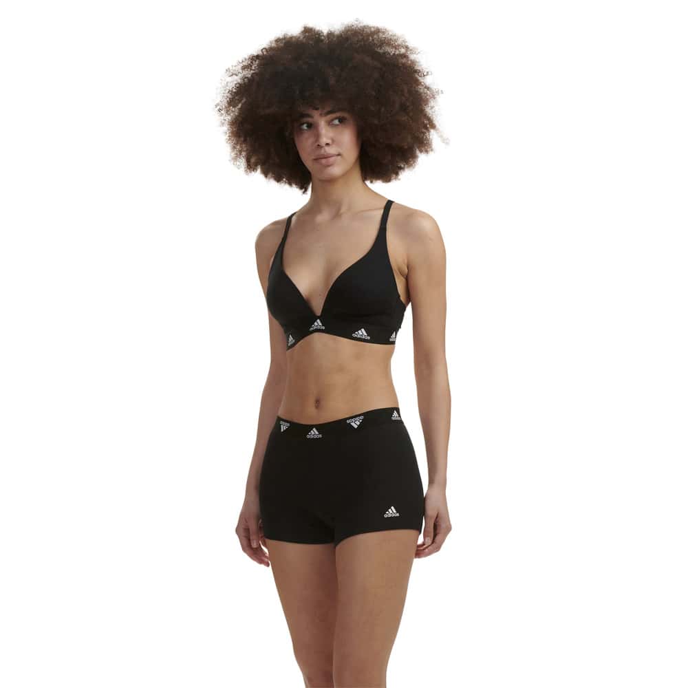 En vattereret og behagelig Adidas Padded Bralette BH (dame) på en model med matchende trusser