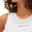 Nærbillede af logoet på en tynd og behageligt ventilerende Röhnisch Kay Tank Top (dame)