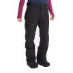 En model iført Marmot Refuge Pants skibukser (dame)