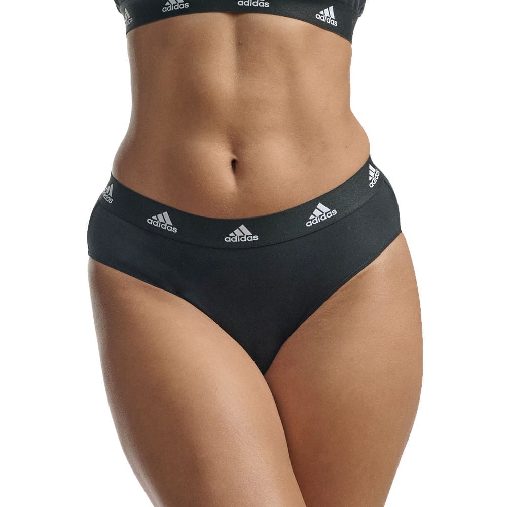 Et par hurtigttørrende, behagelige Adidas Bikinitrusser 3-pak (dame) på en model
