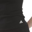 En model har Adidas Tank Top overdel (dame) på, og man kan se logoet