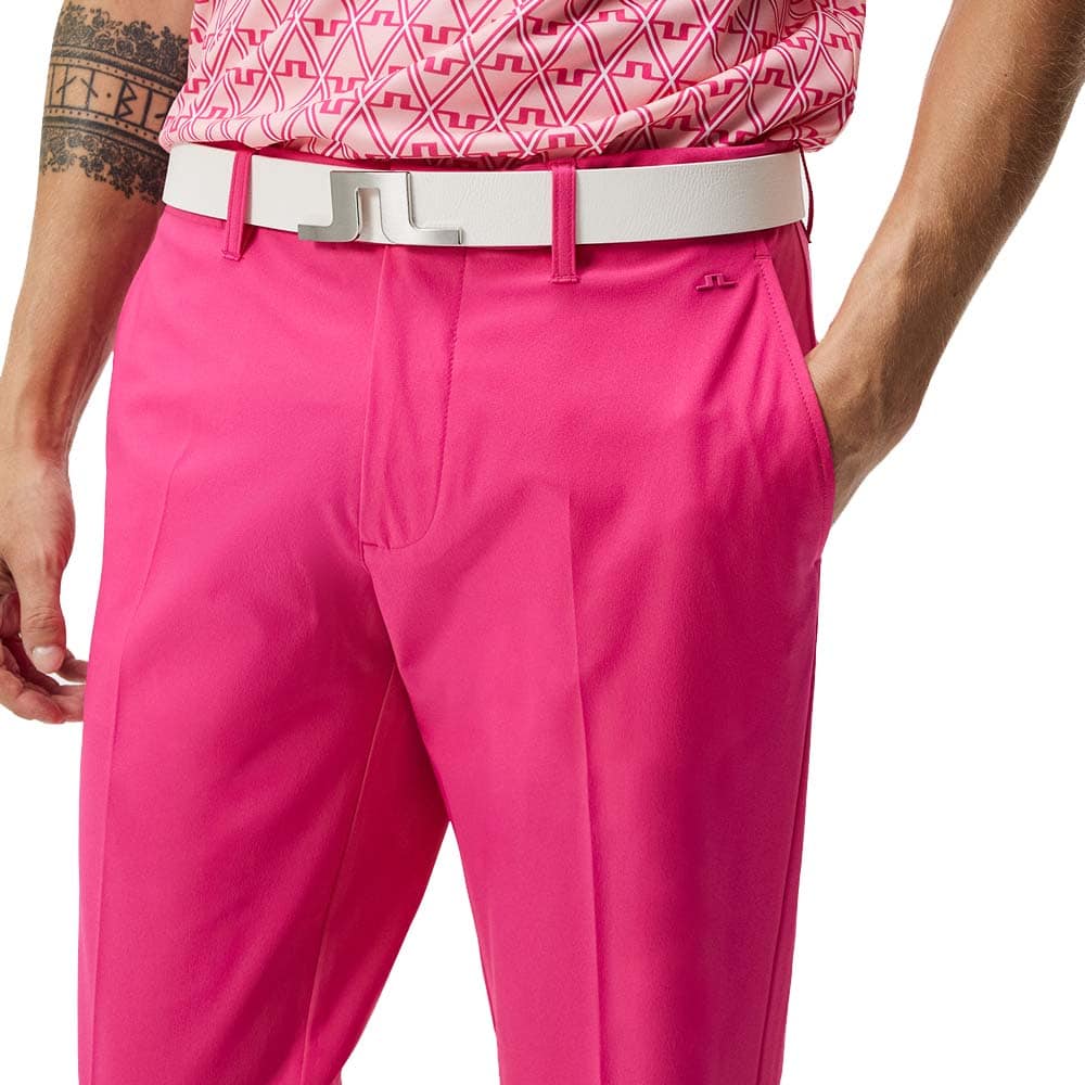 J.Lindeberg Ellott Pant lette bukser (herre) på en model
