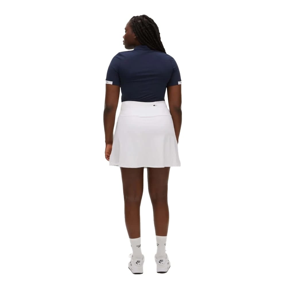 En funktionel Röhnisch Abby Poloshirt pikétrøje (dame) på en model