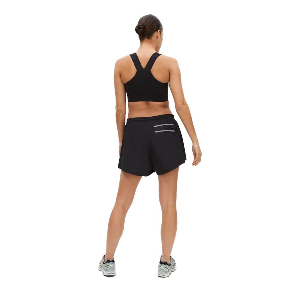 Röhnisch Lightweight Running Shorts (dame) på en model set bagfra
