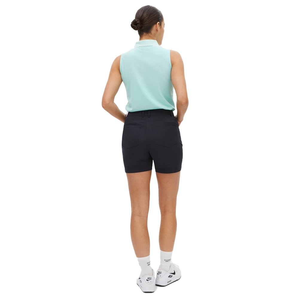 Bagside af flotte Röhnisch Lightstretch Shorts træningsshorts (dame) på en model