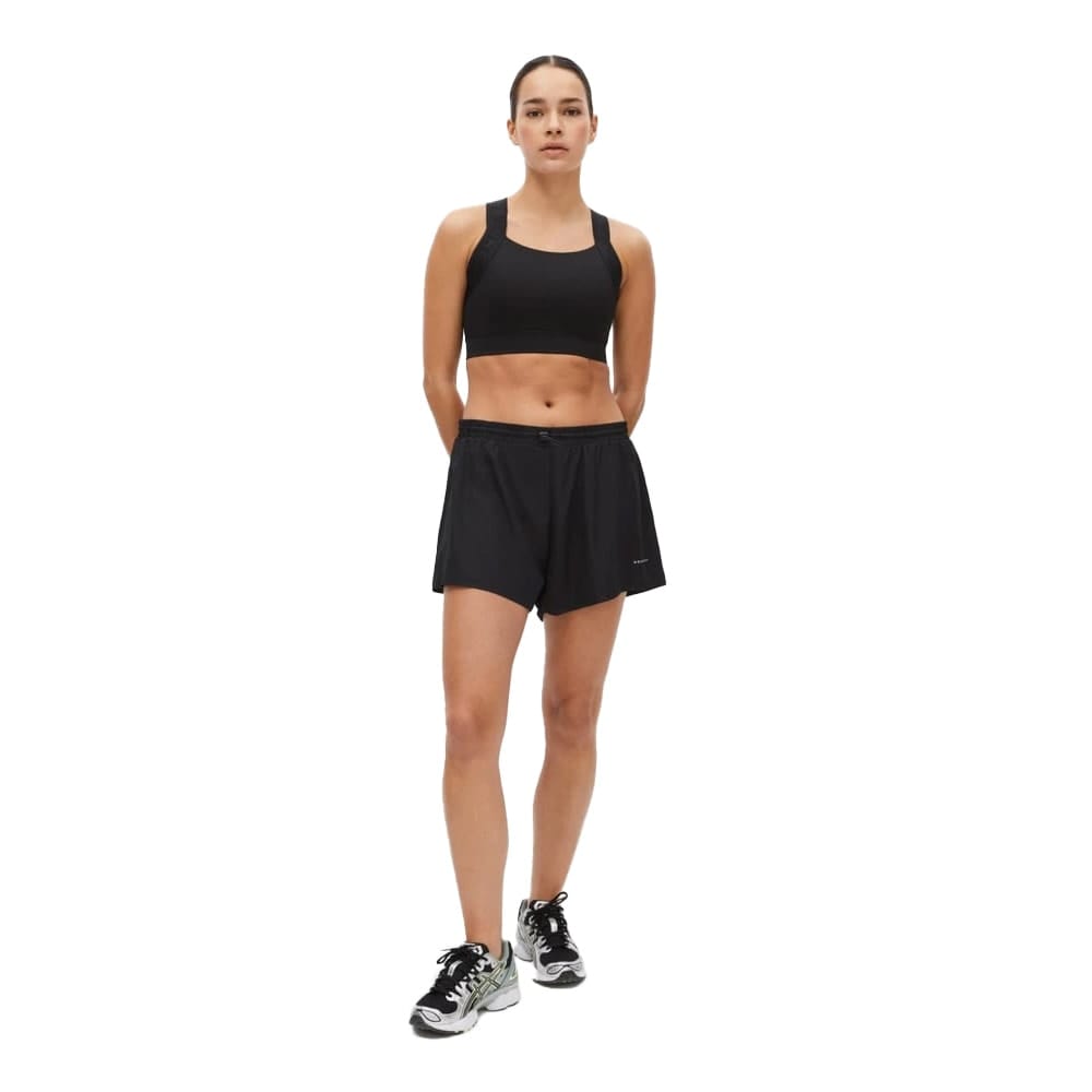Röhnisch Lightweight Running Shorts (dame) på en model