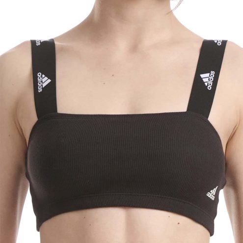 En behagelig Adidas Bandeau træningstop (dame) på en model