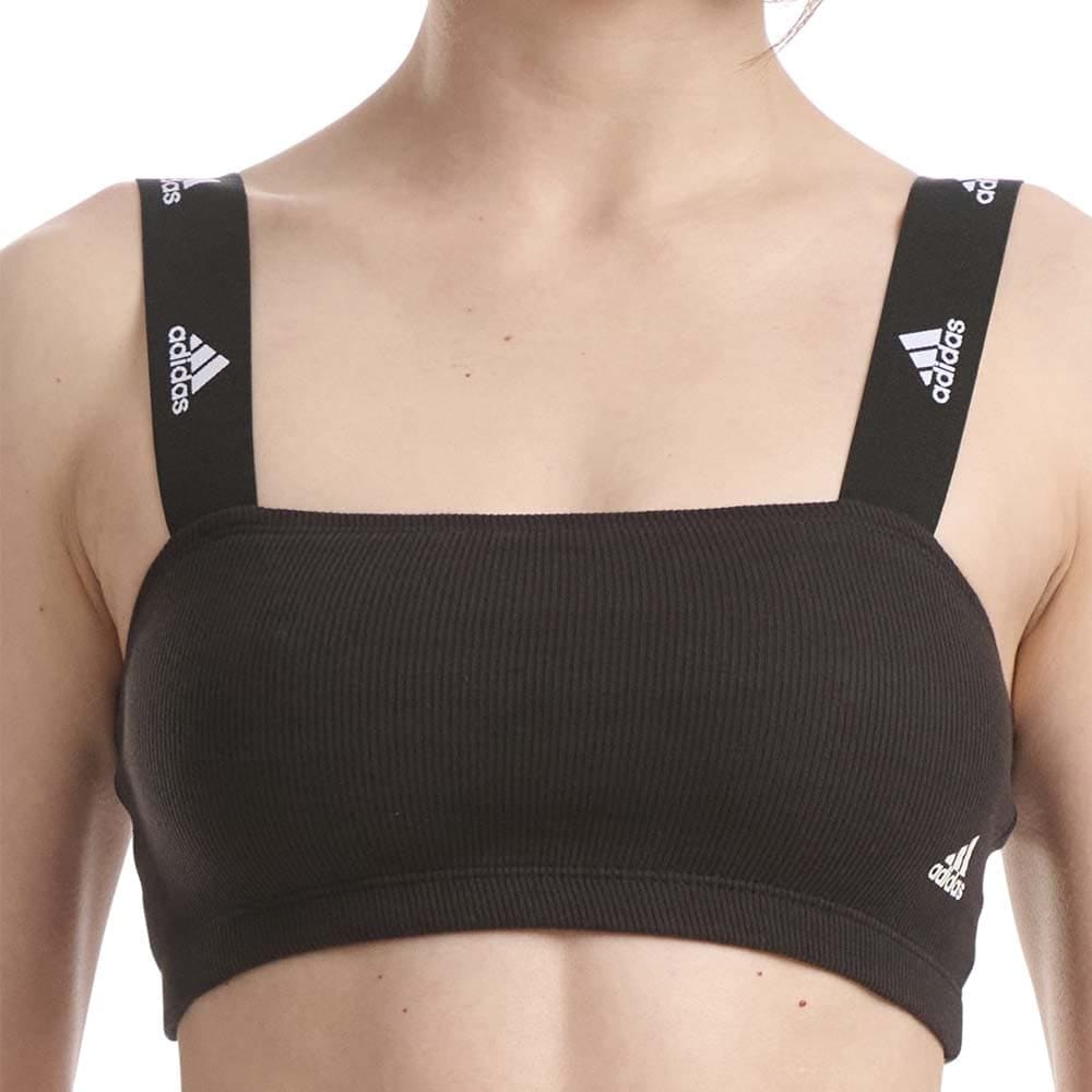 En behagelig Adidas Bandeau træningstop (dame) på en model