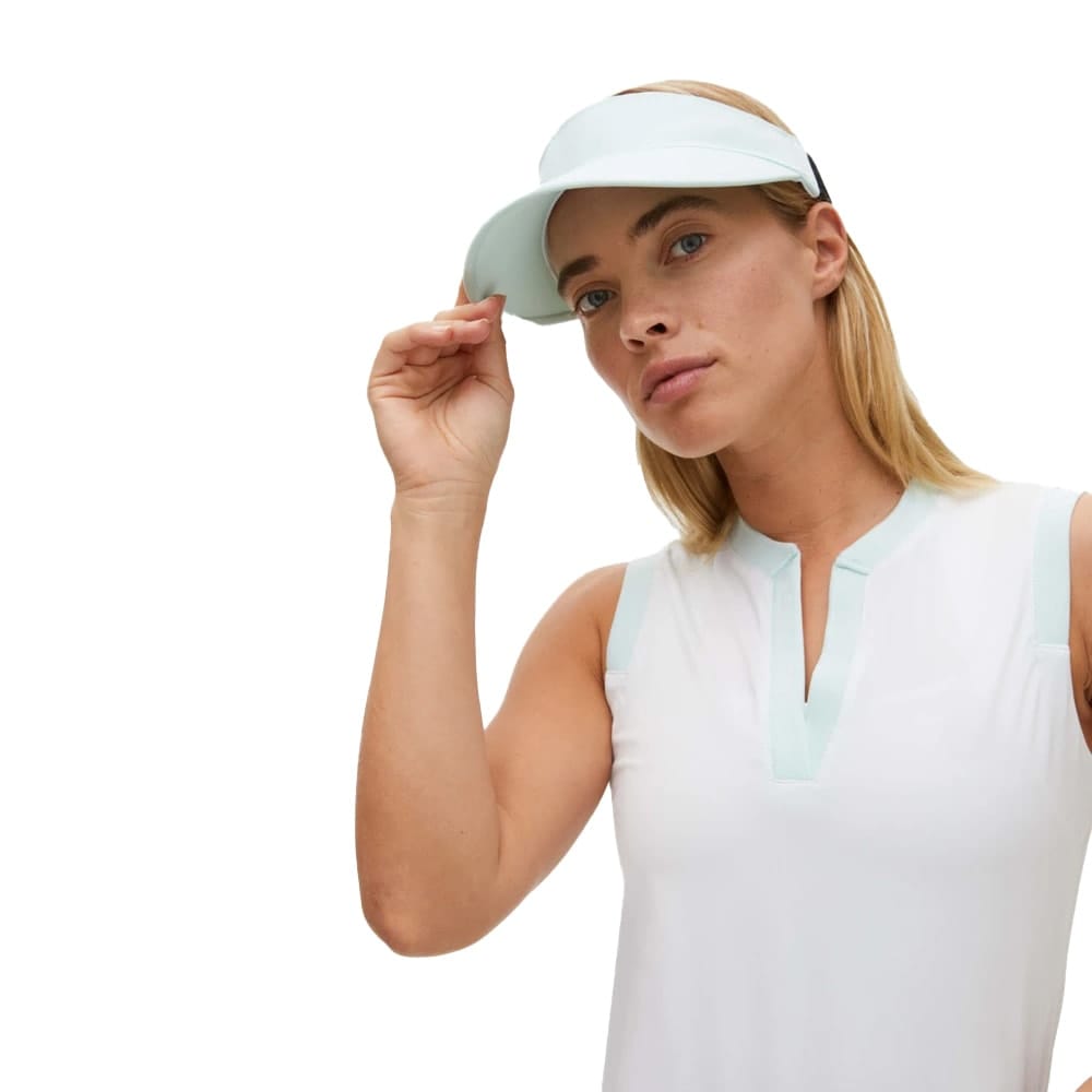 En model iført en behagelig Röhnisch Abby Sleeveless Top træningstrøje (dame)