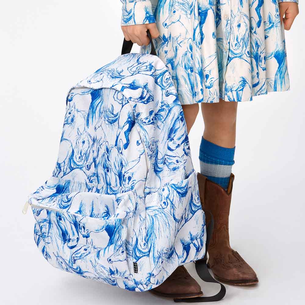 Et barn, der holder en flot og praktisk Molo Mio Backpack dagtursrygsæk (børn/junior)