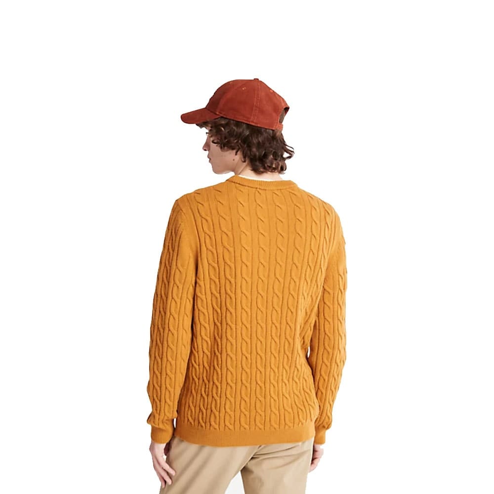 en model iført en behagelig Timberland Phillips Brook lambswool cablecrew sweatshirt (herre) i uld