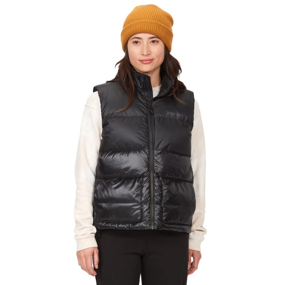 Marmot Guides Down Vest dunvest (dame) på en model, der kigger ind i kameraet