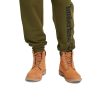 Nærbillede af det flotte logo på Timberland Linear Logo Sweatpant