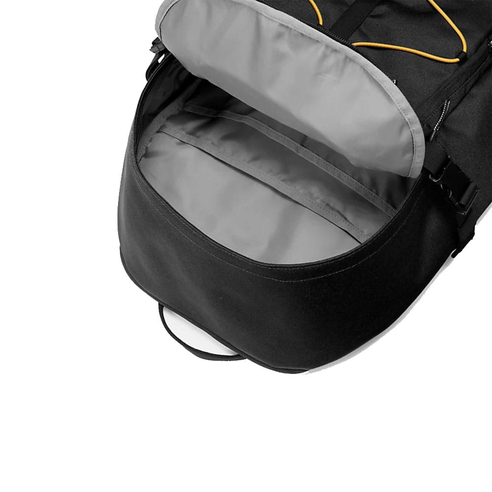 En åbnet Timberland Outdoor archive bungee rygsæk 28L