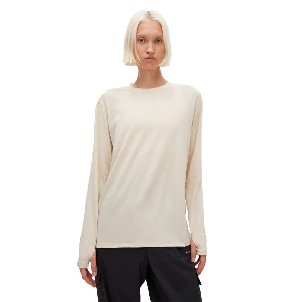 En model iført Röhnisch Clara Base Long Sleeve træningstrøje (dame) i et blødt materiale