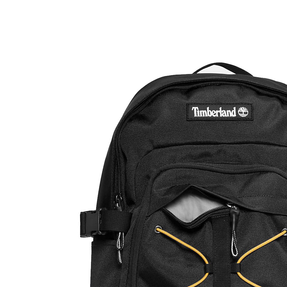 Close-up af lynlås og flot logo på Timberland Outdoor archive bungee rygsæk 28L