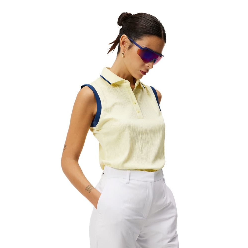 Flot og behagelig J.Lindeberg Lila Sleeveless Top piquévest (dame) på en model